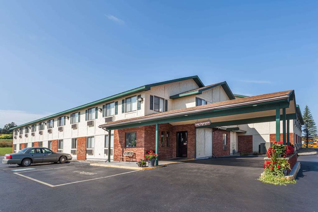 Super 8 By Wyndham East Stroudsburg - Poconos Hotel Exterior photo